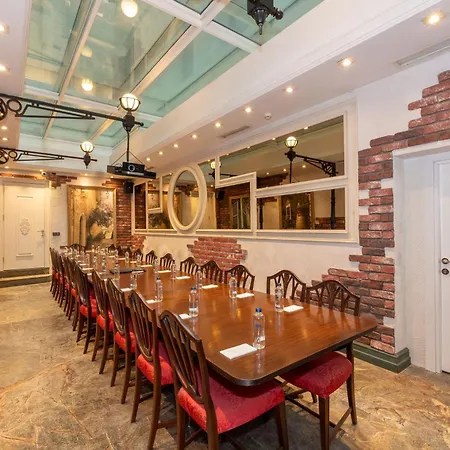 Pera Tulip & מלון 4*