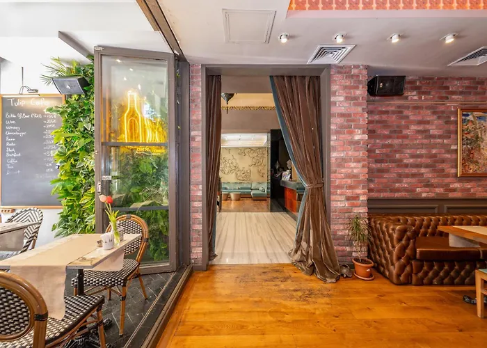 Pera Tulip & Отель