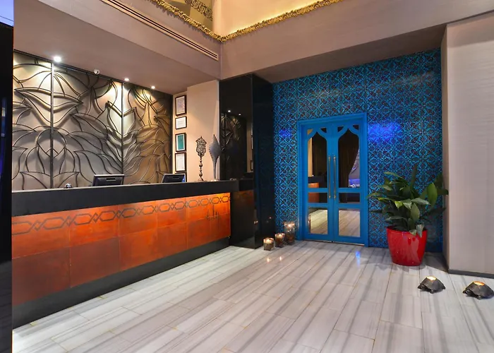 Pera Tulip & Отель