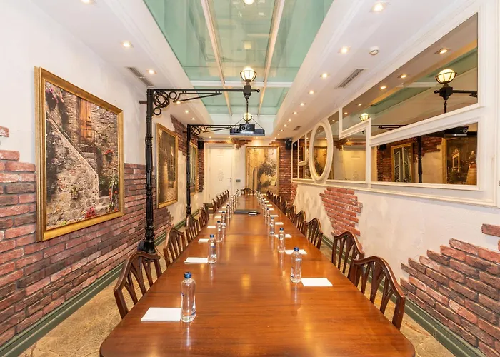 Pera Tulip & Отель 4*