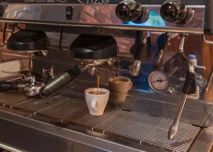 Pera Tulip & Отель