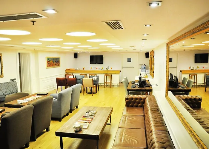 Pera Tulip & Отель