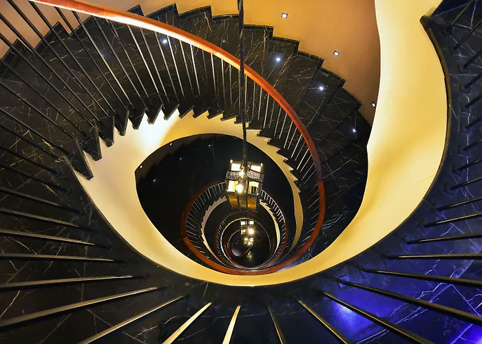 Pera Tulip & فندق